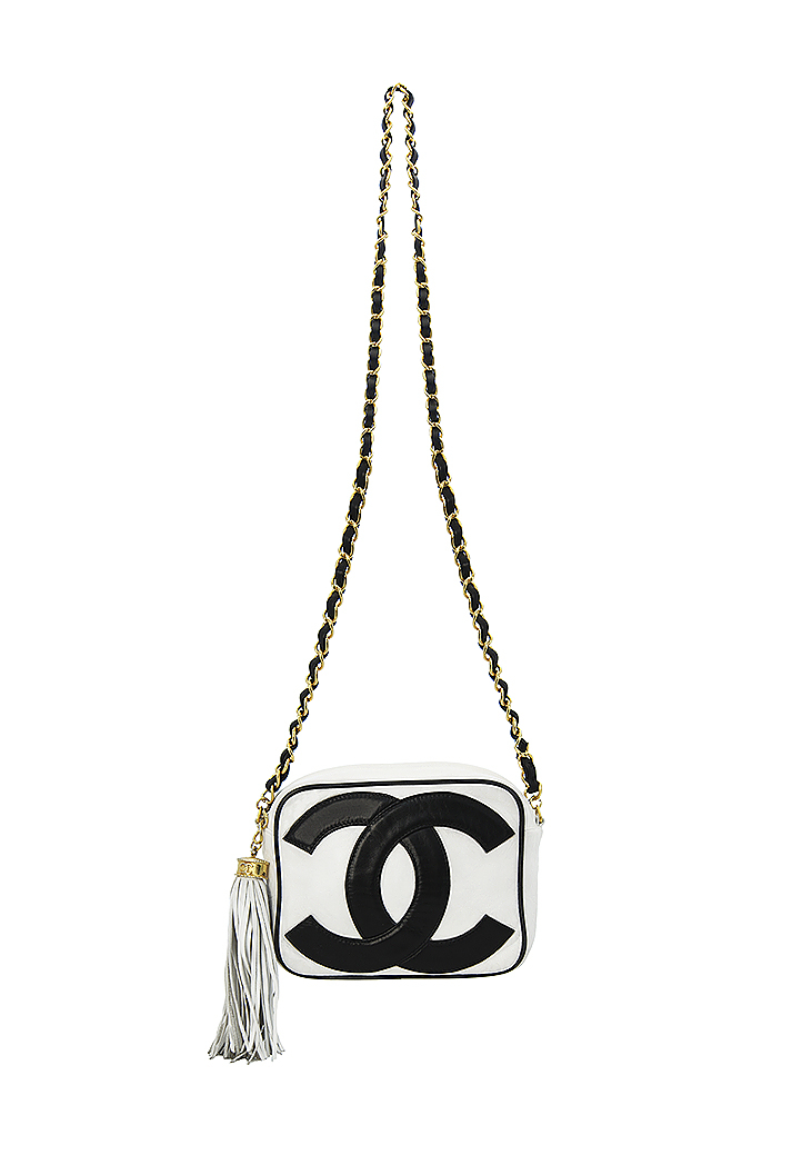 Черно-белая сумка Chanel с логотипом
