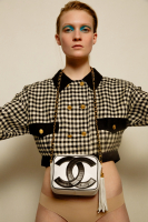 Черно-белая сумка Chanel с логотипом