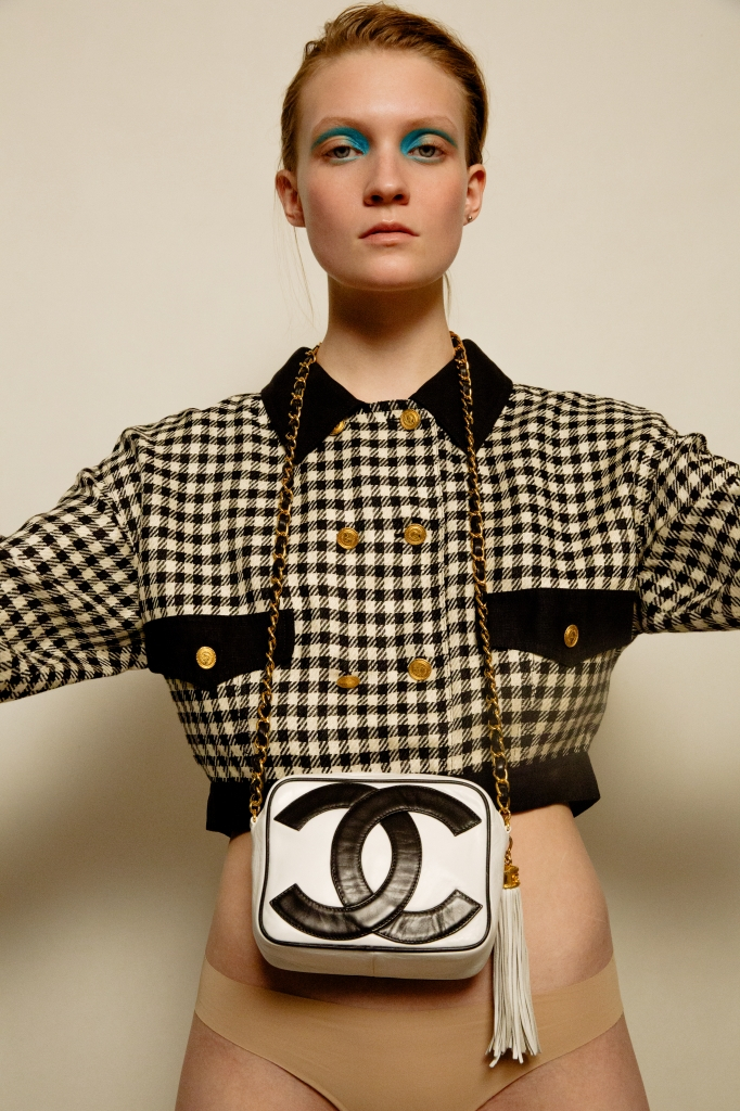 Черно-белая сумка Chanel с логотипом