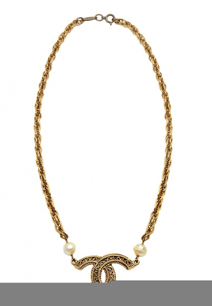 Колье Chanel с подвеской-логотипом и жемчужинами