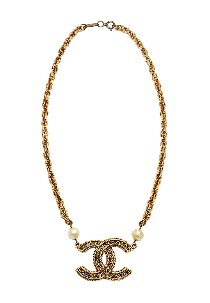 Колье Chanel с подвеской-логотипом и жемчужинами