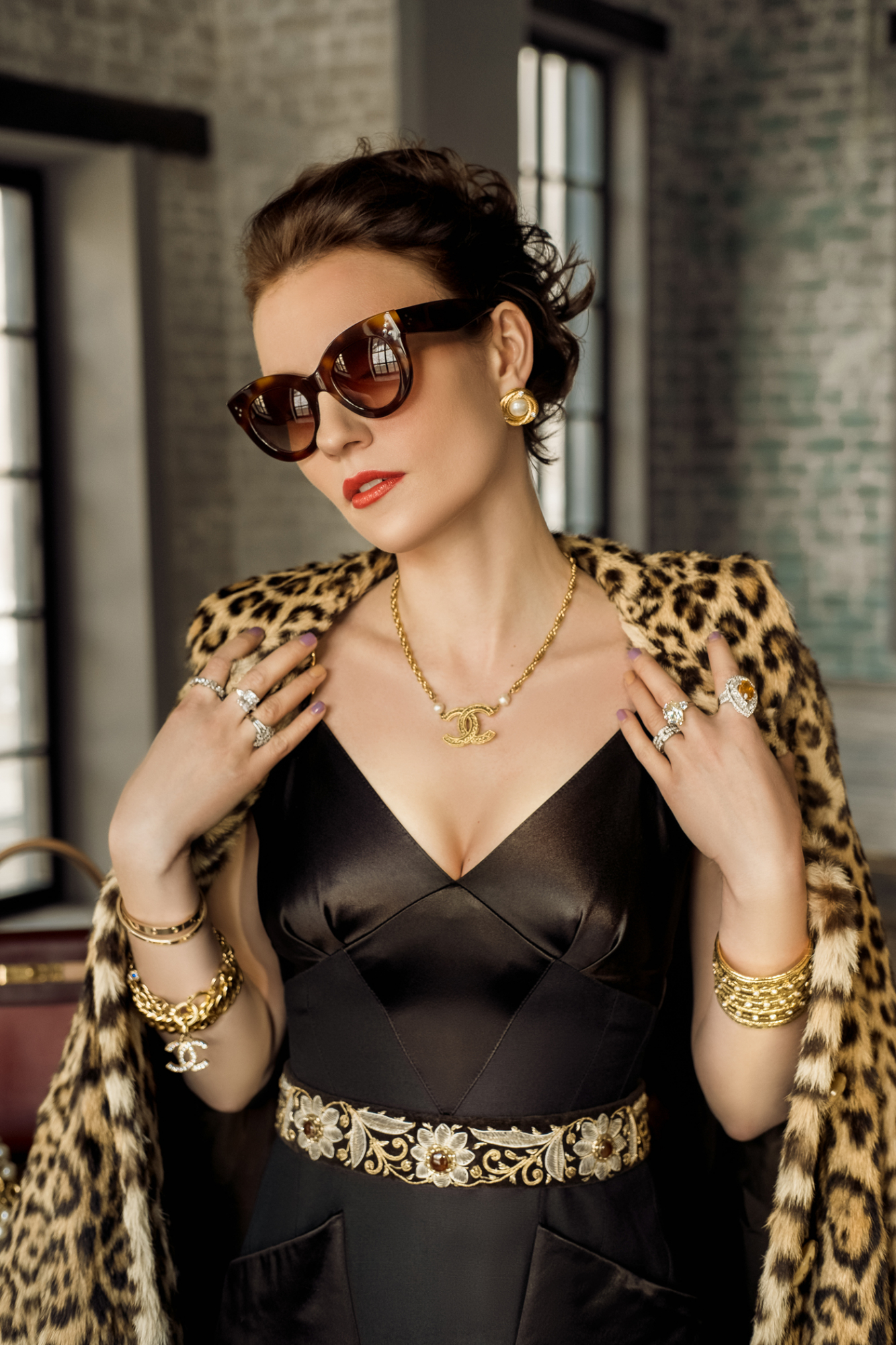 Колье Chanel с подвеской-логотипом и жемчужинами