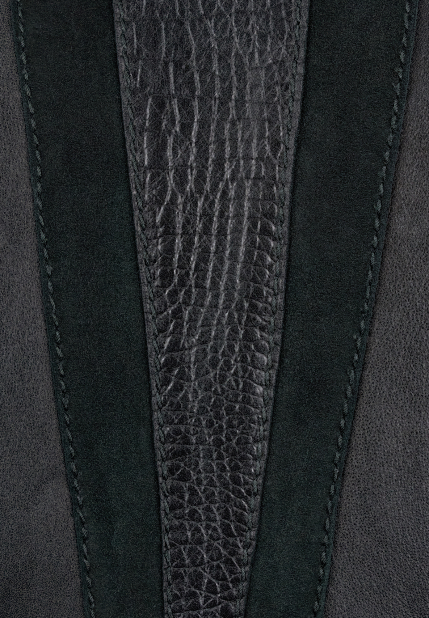 Черная кожаная куртка Valentino