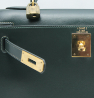 Зеленая сумка Hermès Kelly 28 в коже Box
