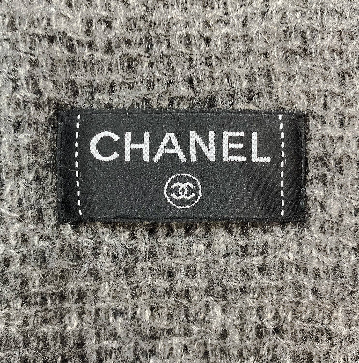 Серое пальто Chanel