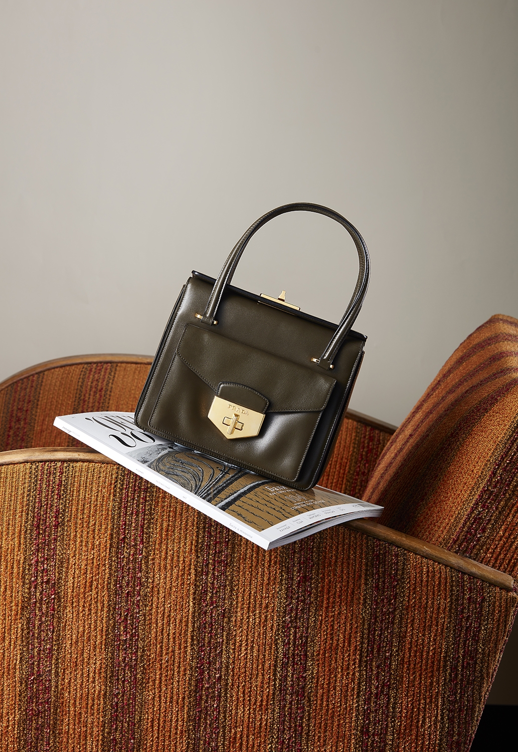 Темно-зеленая сумка Prada