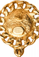 Серьги Chanel с жемчужинами и логотипом 