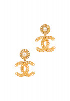 Серьги Chanel с жемчужинами и логотипом 