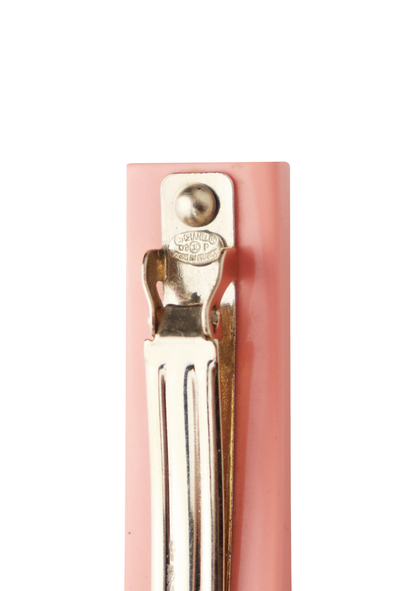 Коралловая заколка Chanel с логотипами