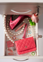 Коралловая заколка Chanel с логотипами