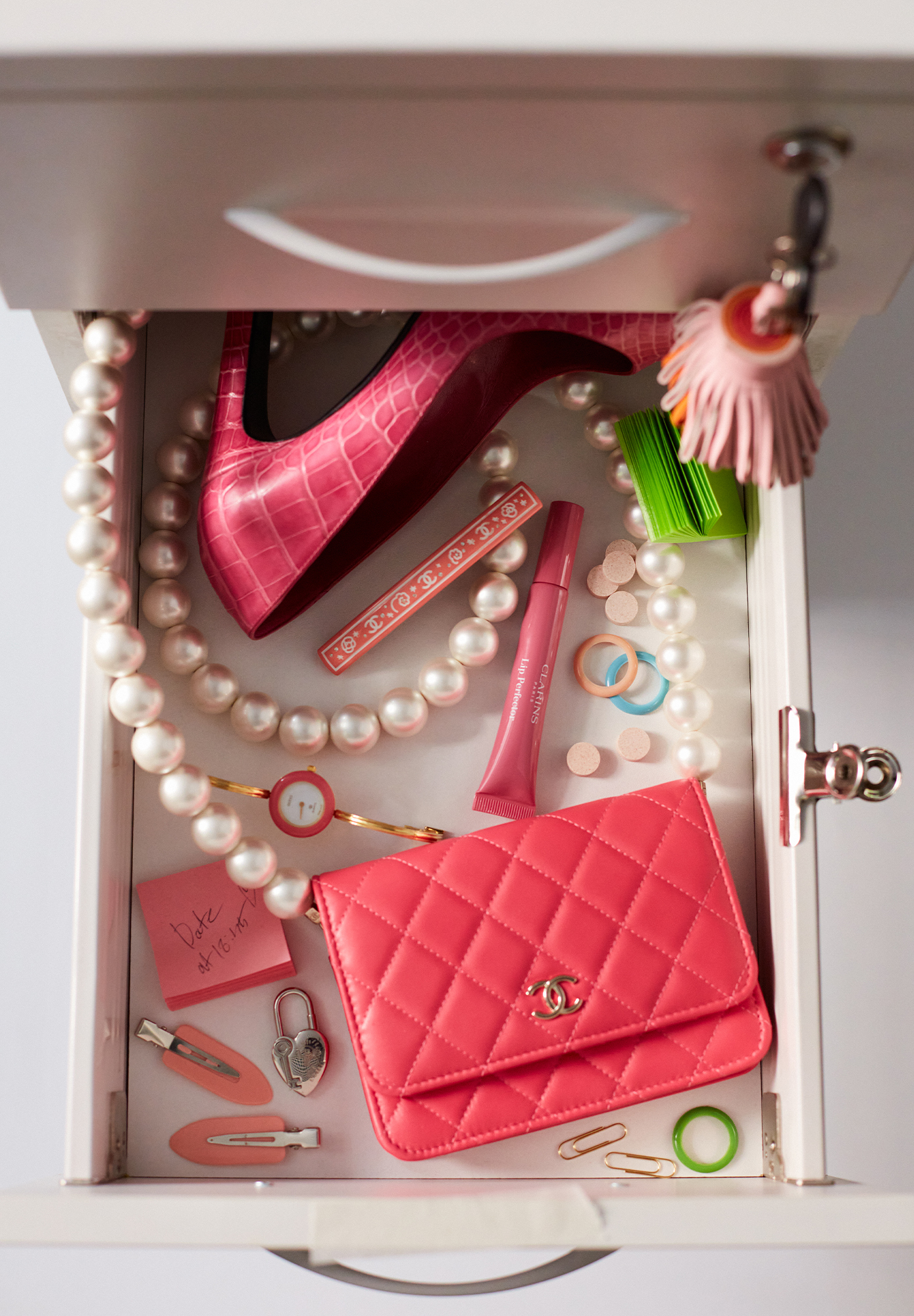 Коралловая заколка Chanel с логотипами