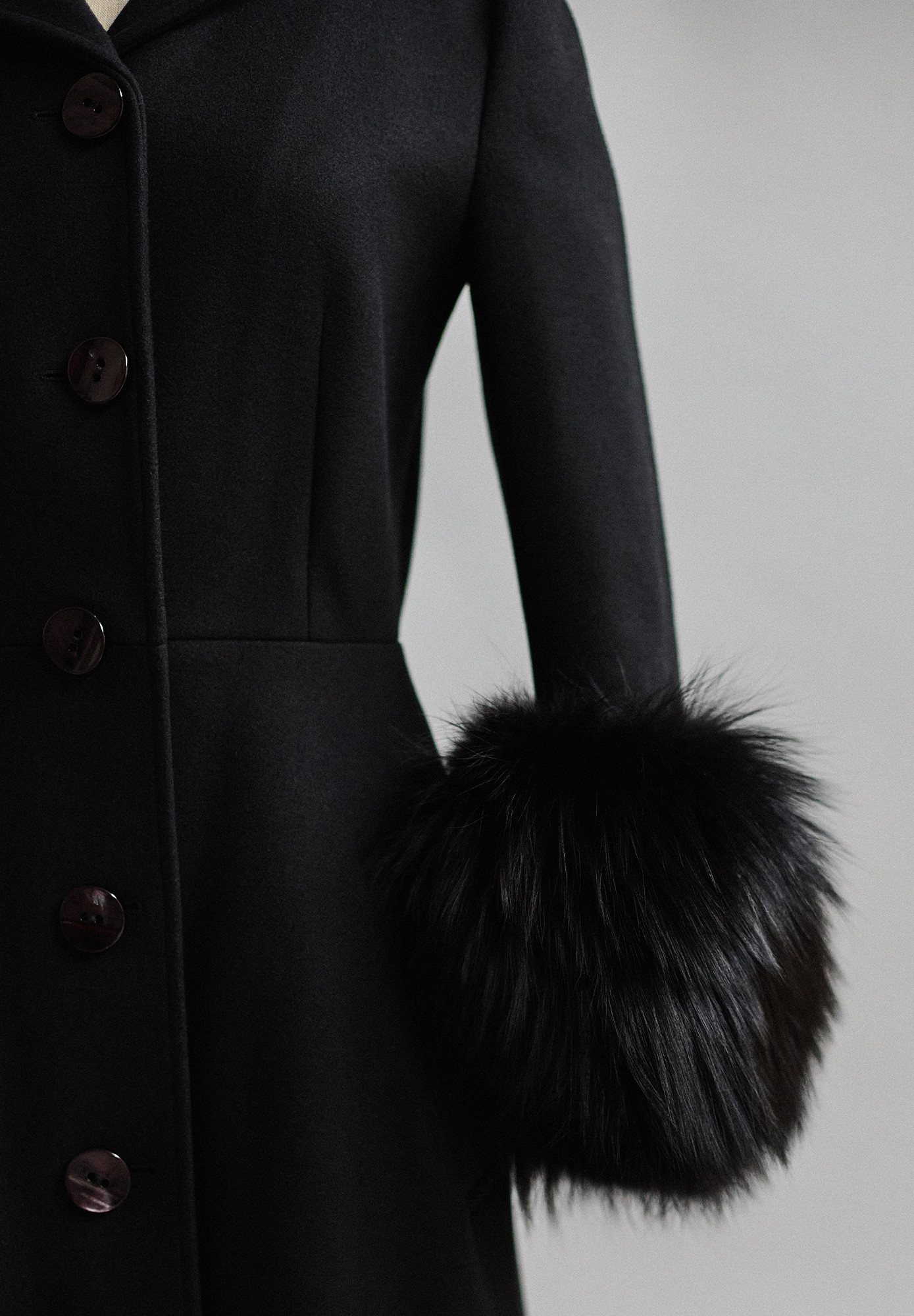 Пальто Prada с меховыми манжетами