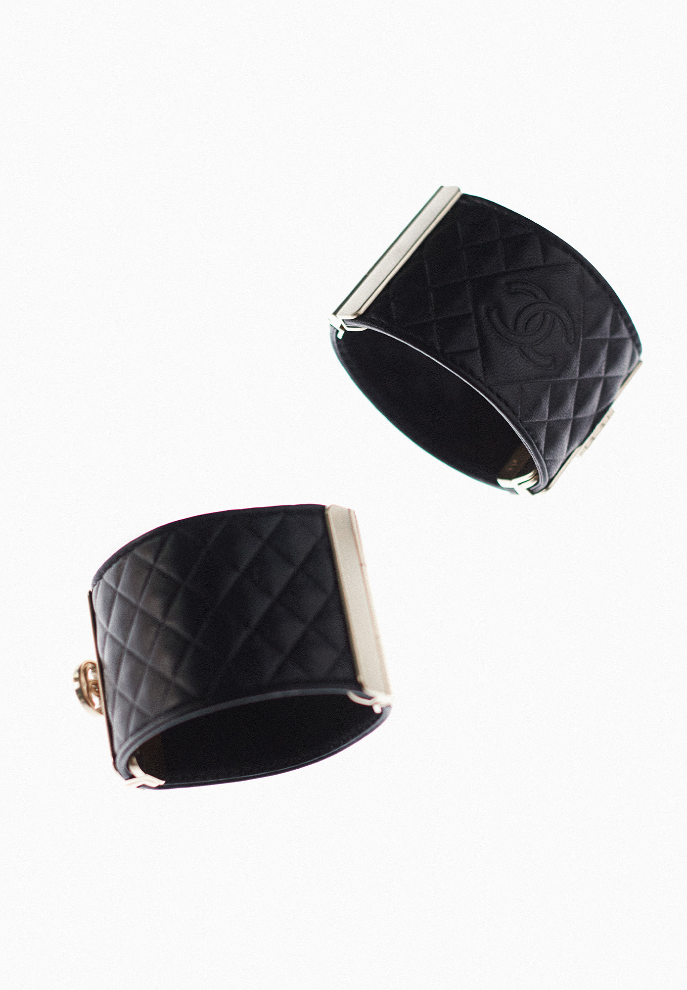 Стеганый браслет Chanel с логотипом