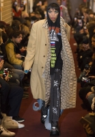 Бежевый плащ Vetements с надписями