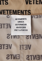 Бежевый плащ Vetements с надписями
