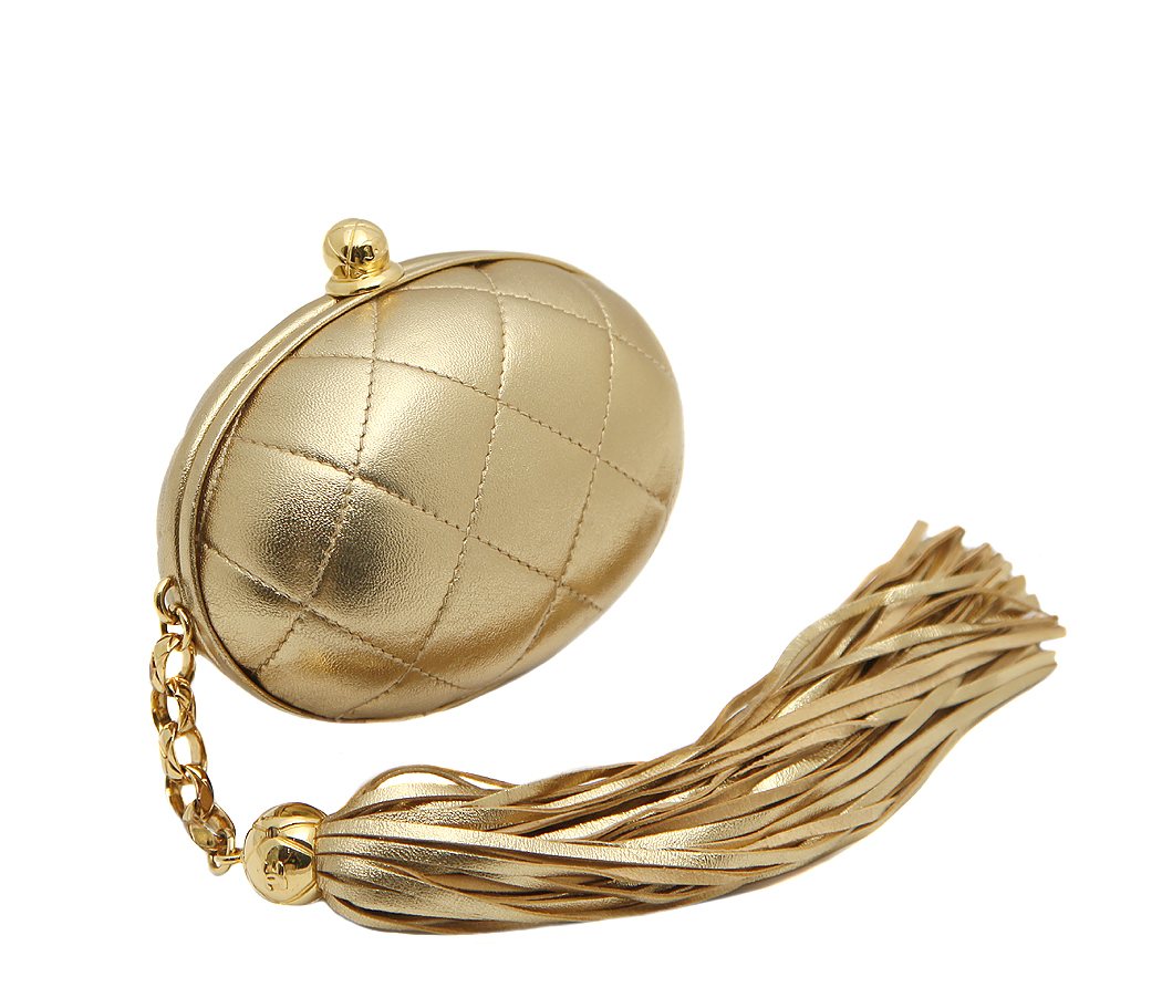 Золотистый клатч Chanel с кистью