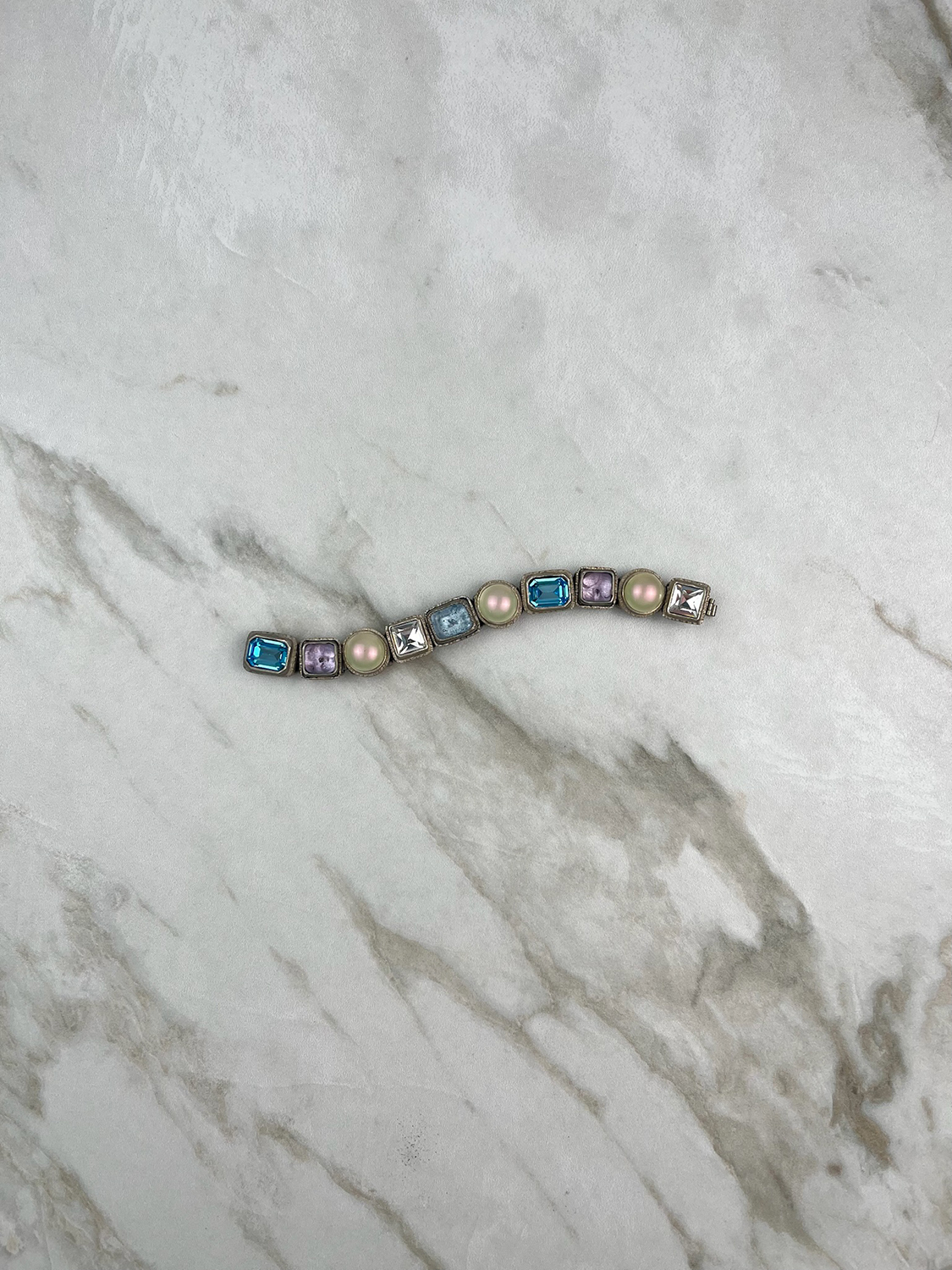 Серебристый браслет Chanel с кристаллами