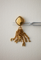 Клипсы Chanel с подвесками-буквами