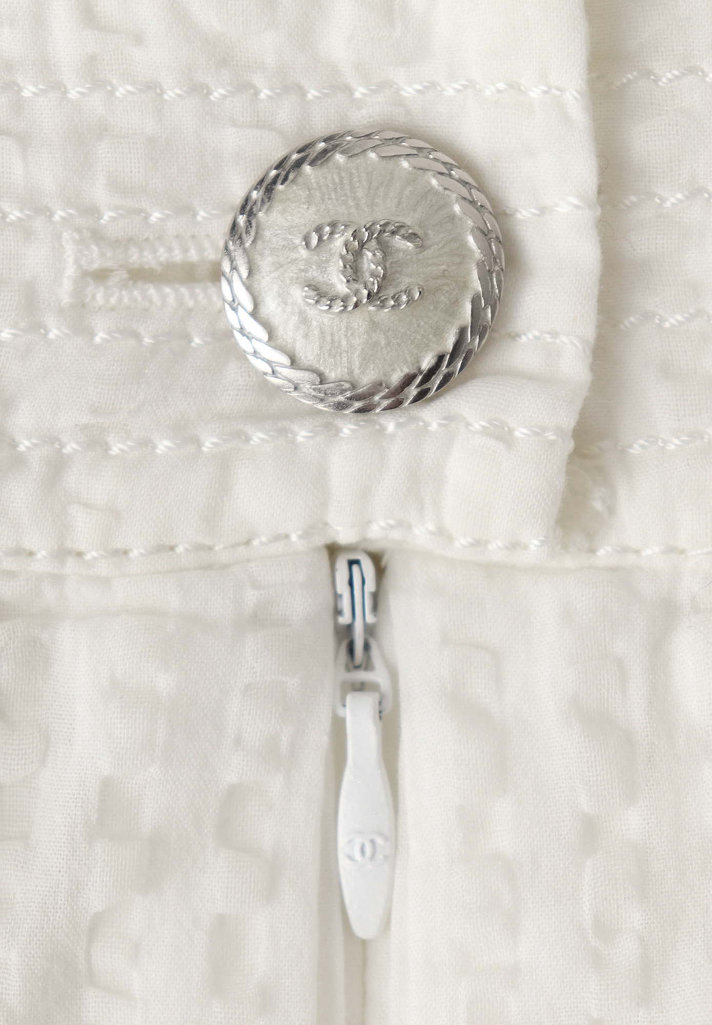 Белый топ Chanel с плиссировкой