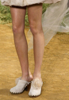 Замшевые сабо Chanel с цветком