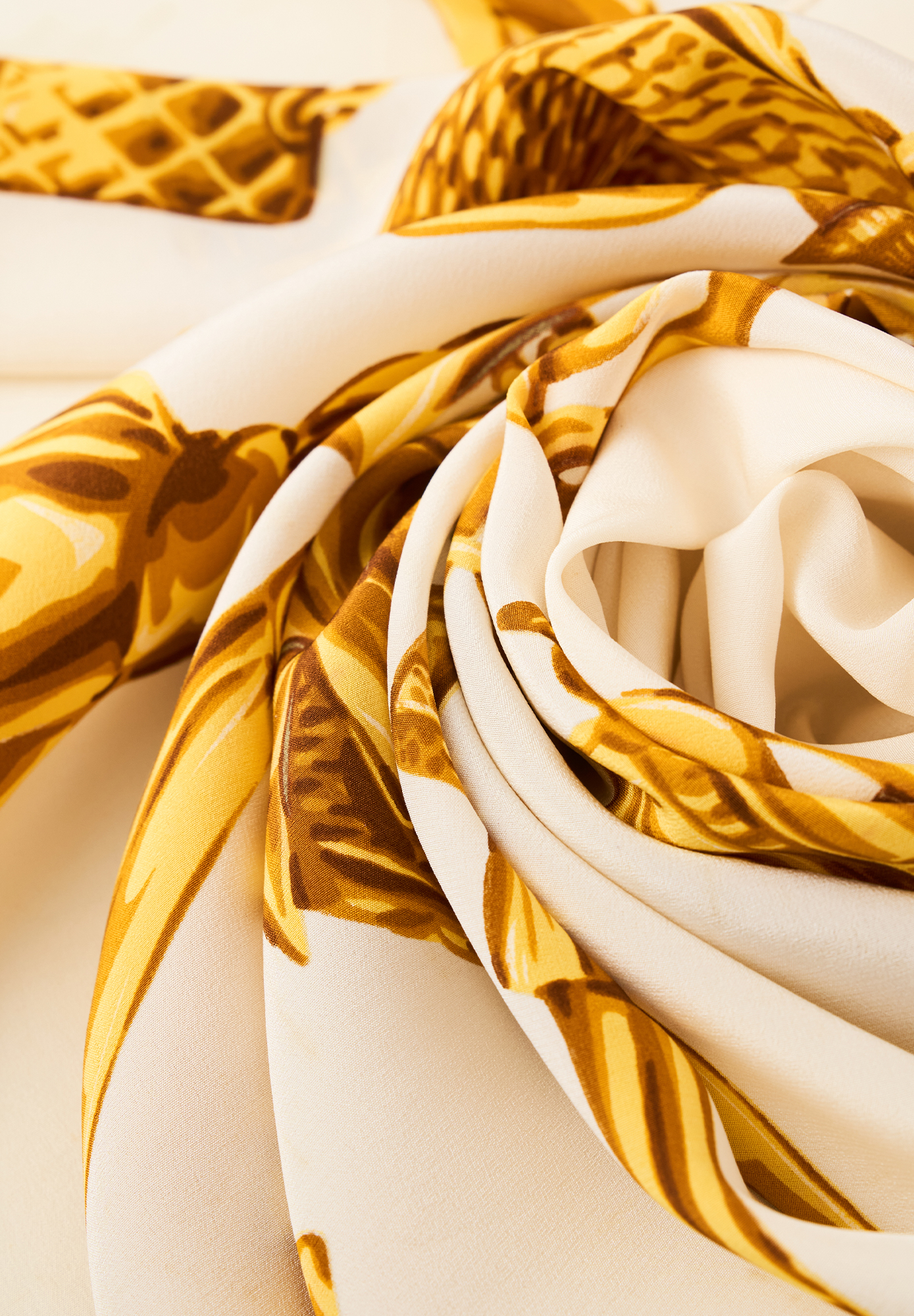 Белый платок Chanel с принтом