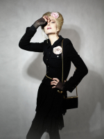 Розовая брошь-камелия Chanel