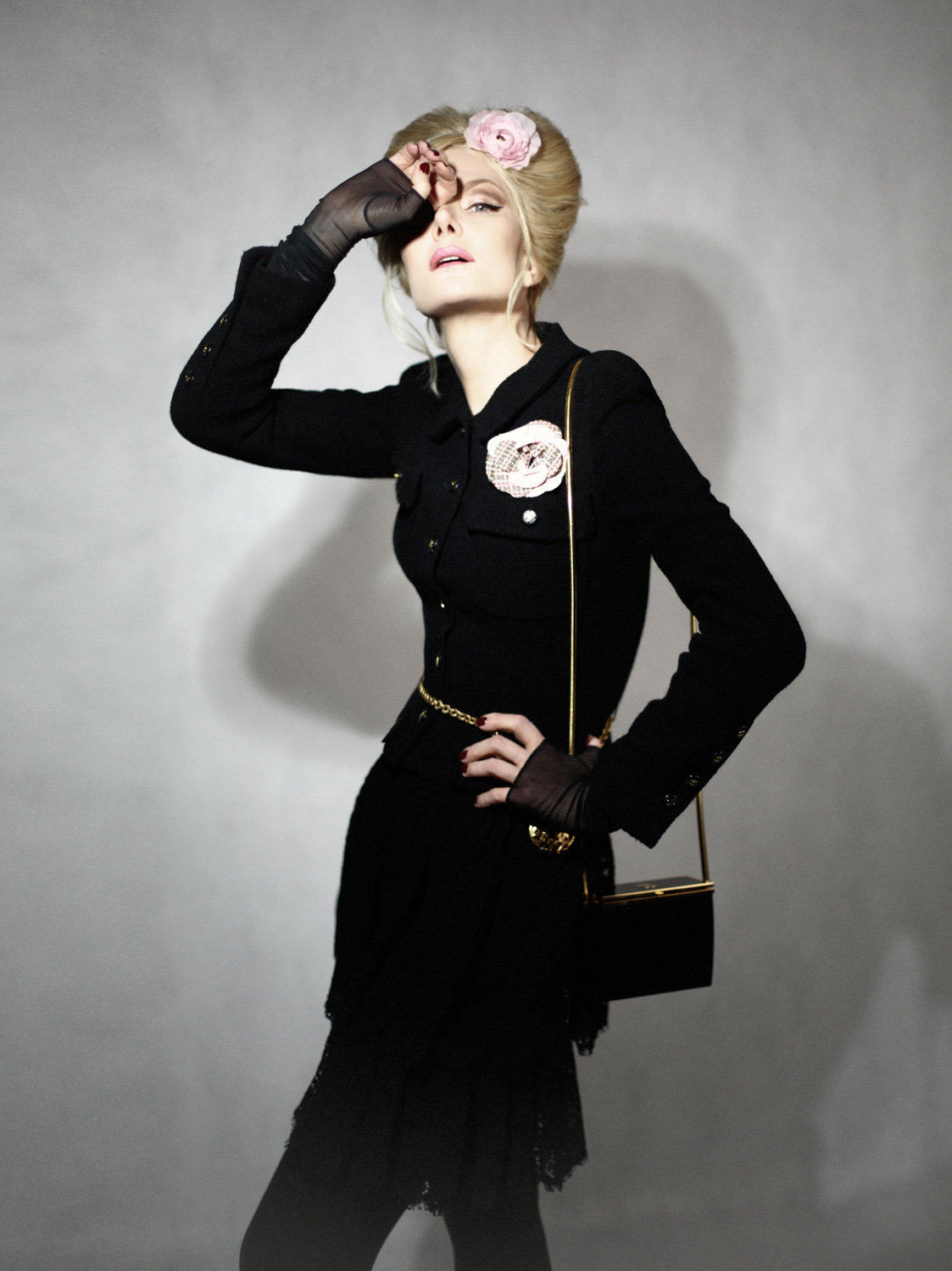 Розовая брошь-камелия Chanel