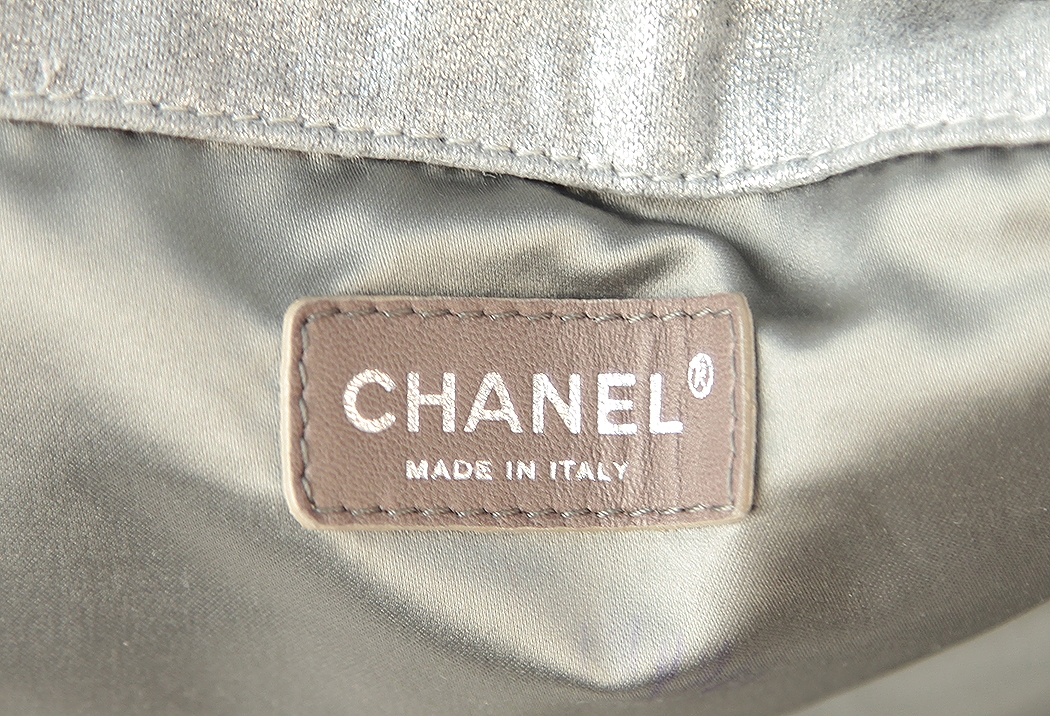 Объемная серебристая сумка Chanel