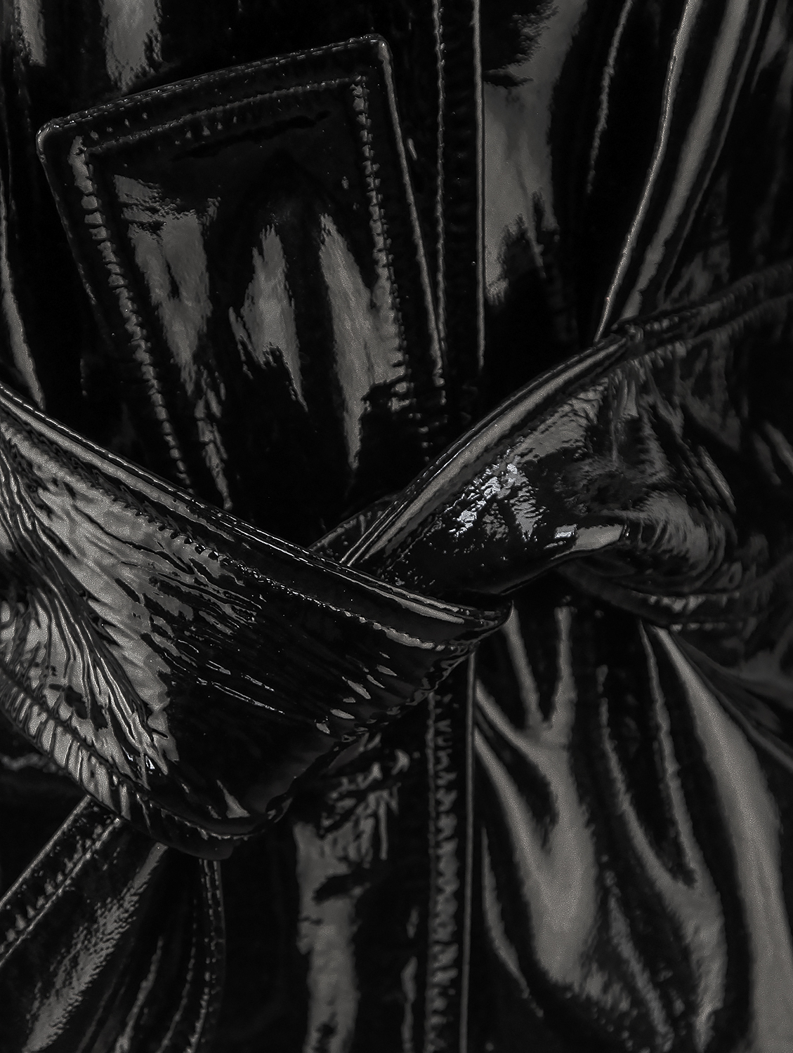 Лаковая кожаная куртка Valentino