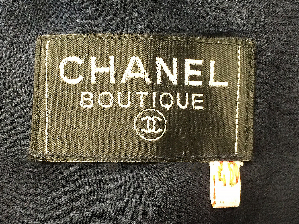 Темно-синее шелковое платье Chanel с цепочками