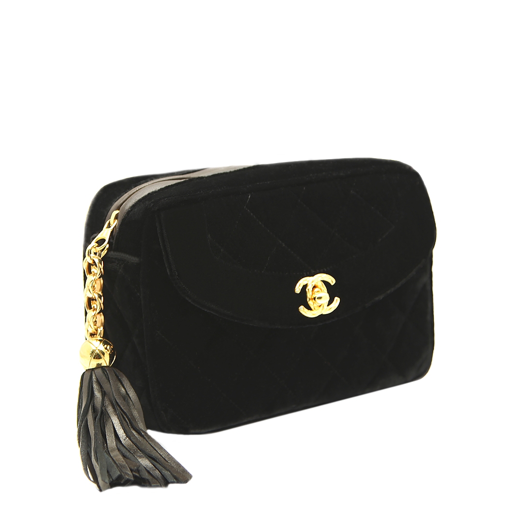 Бархатная сумка Chanel на цепочке