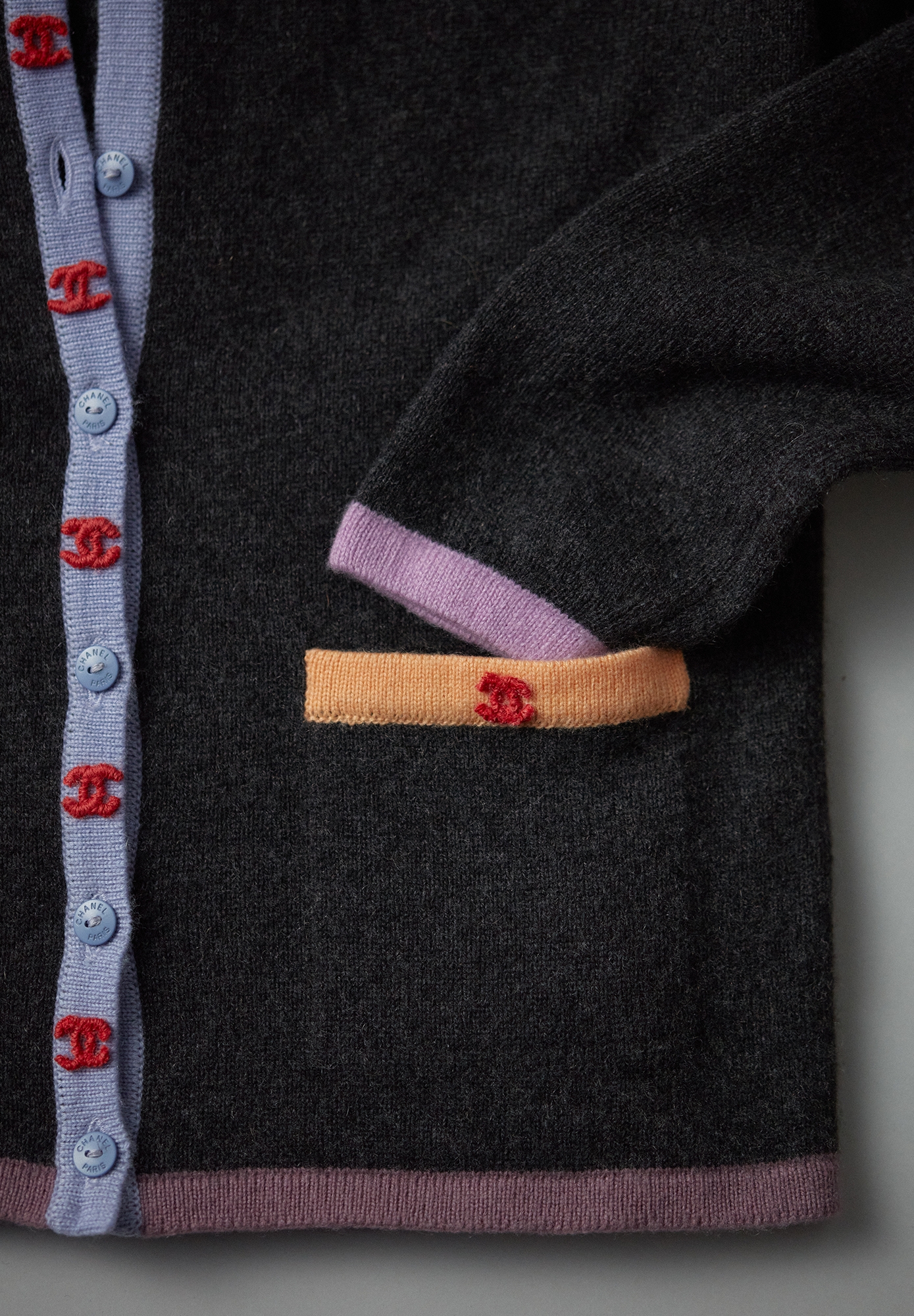 Кашемировый комплект Chanel с контрастной отделкой