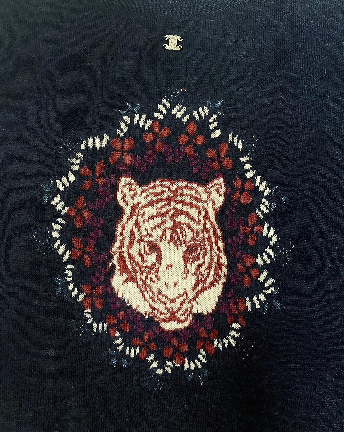 Синий свитер Chanel с тигром