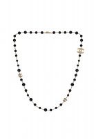 Черное колье Chanel с логотипами