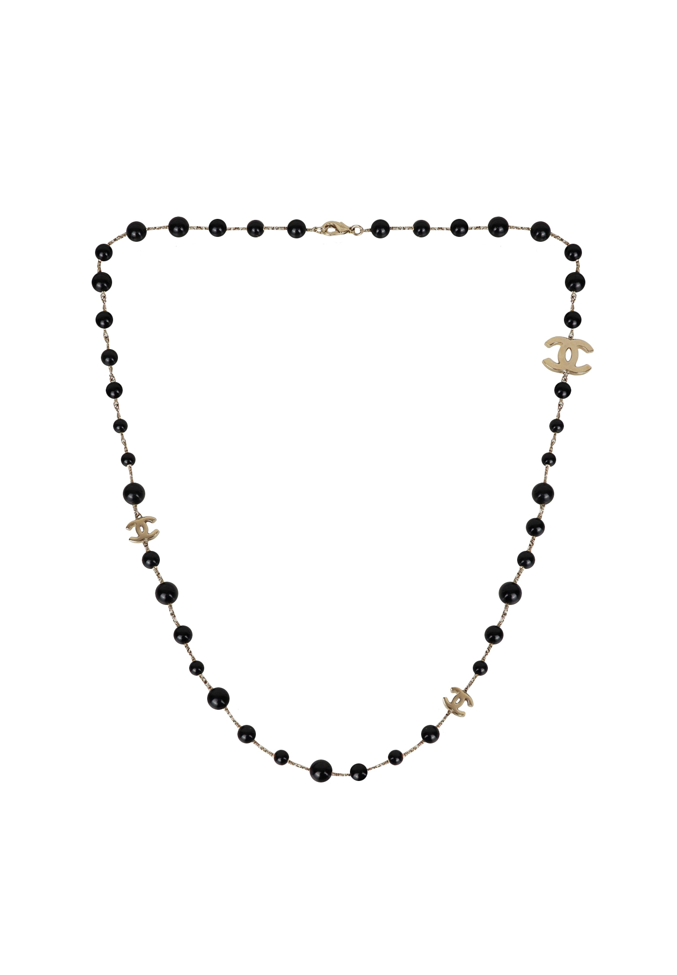 Черное колье Chanel с логотипами