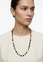 Черное колье Chanel с логотипами