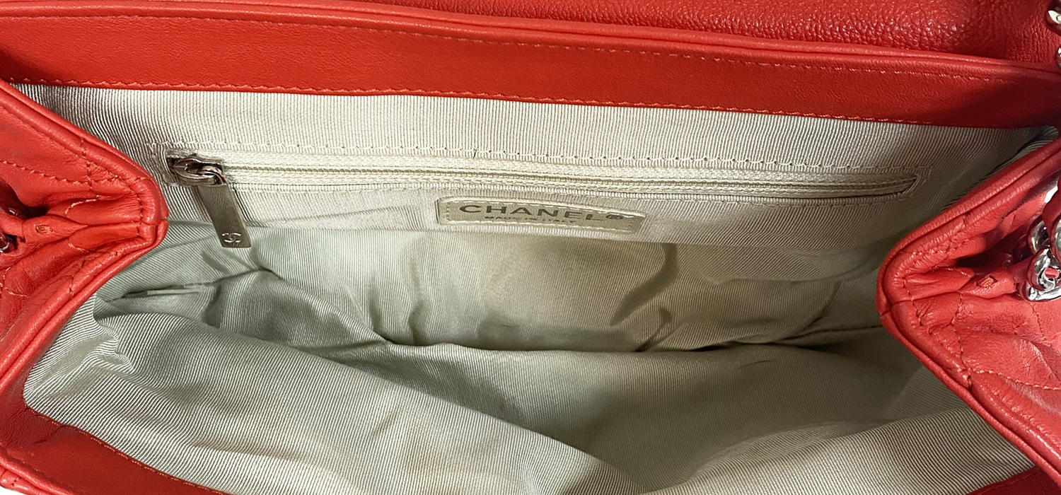 Красная кожаная сумка Chanel Chain Around