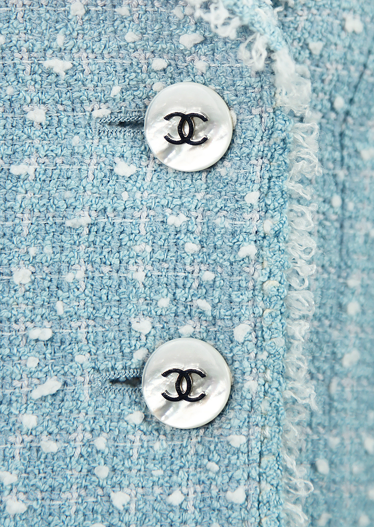 Твидовый нежно-голубой костюм Chanel