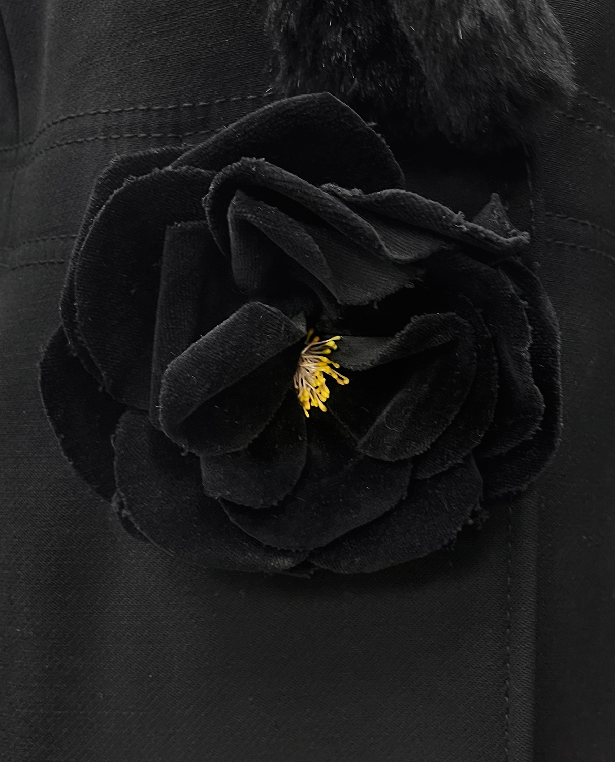 Чёрное пальто Dolce&Gabbana с цветком