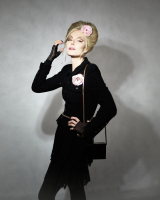 Розовая брошь-камелия Chanel с кристаллами Gripoix