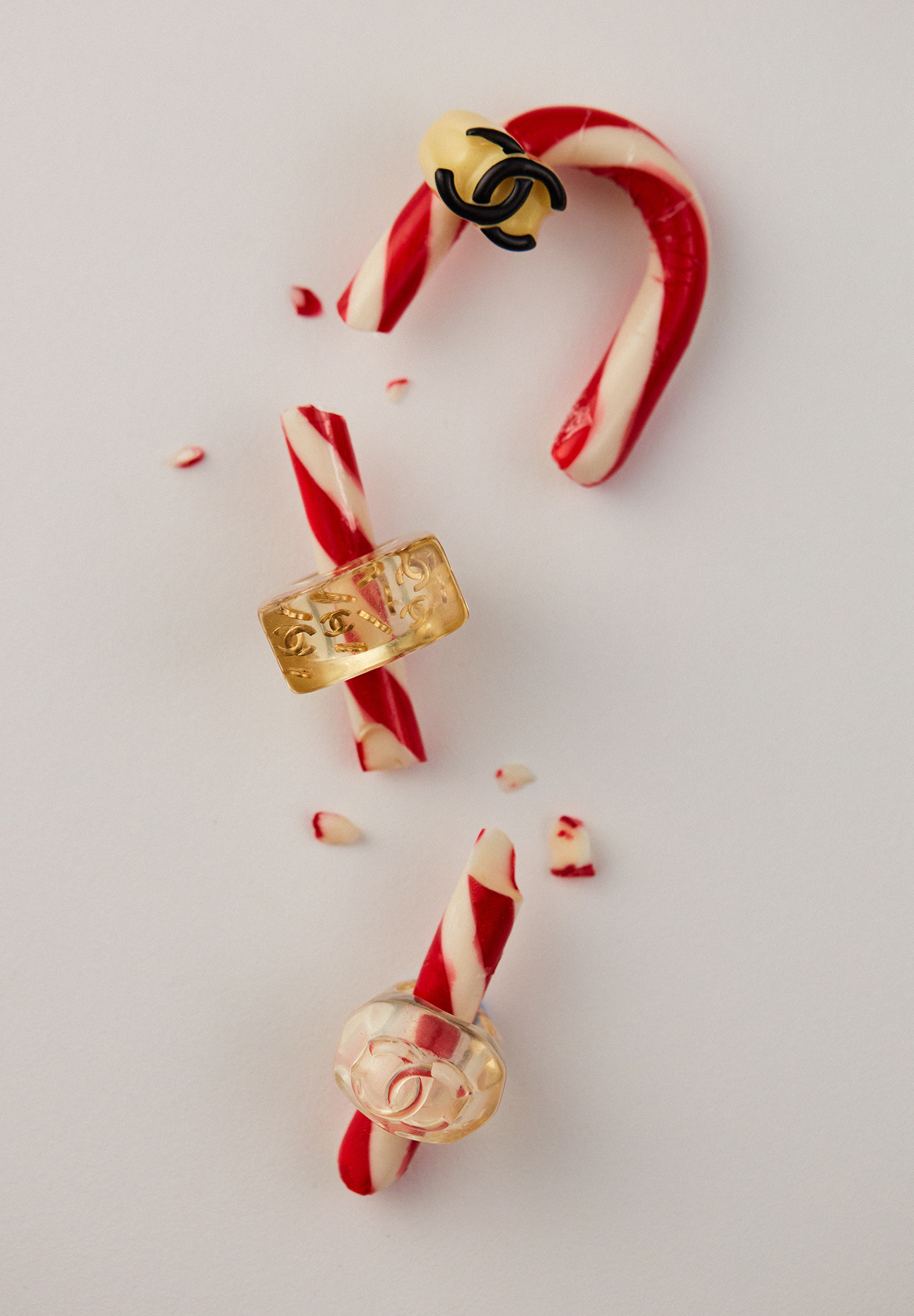 Прозрачное кольцо Chanel с логотипом