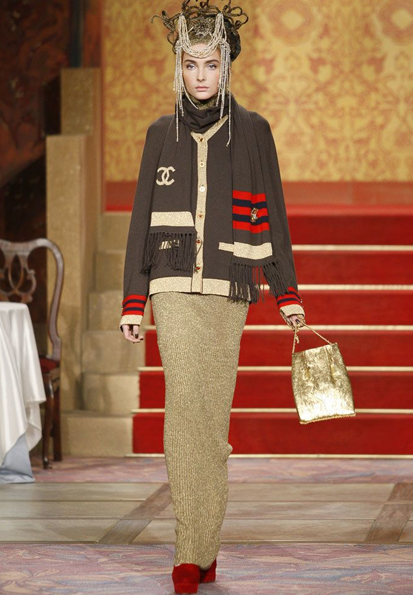 Золотистое платье Chanel Paris–Moscou