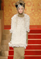 Золотистое платье Chanel Paris–Moscou