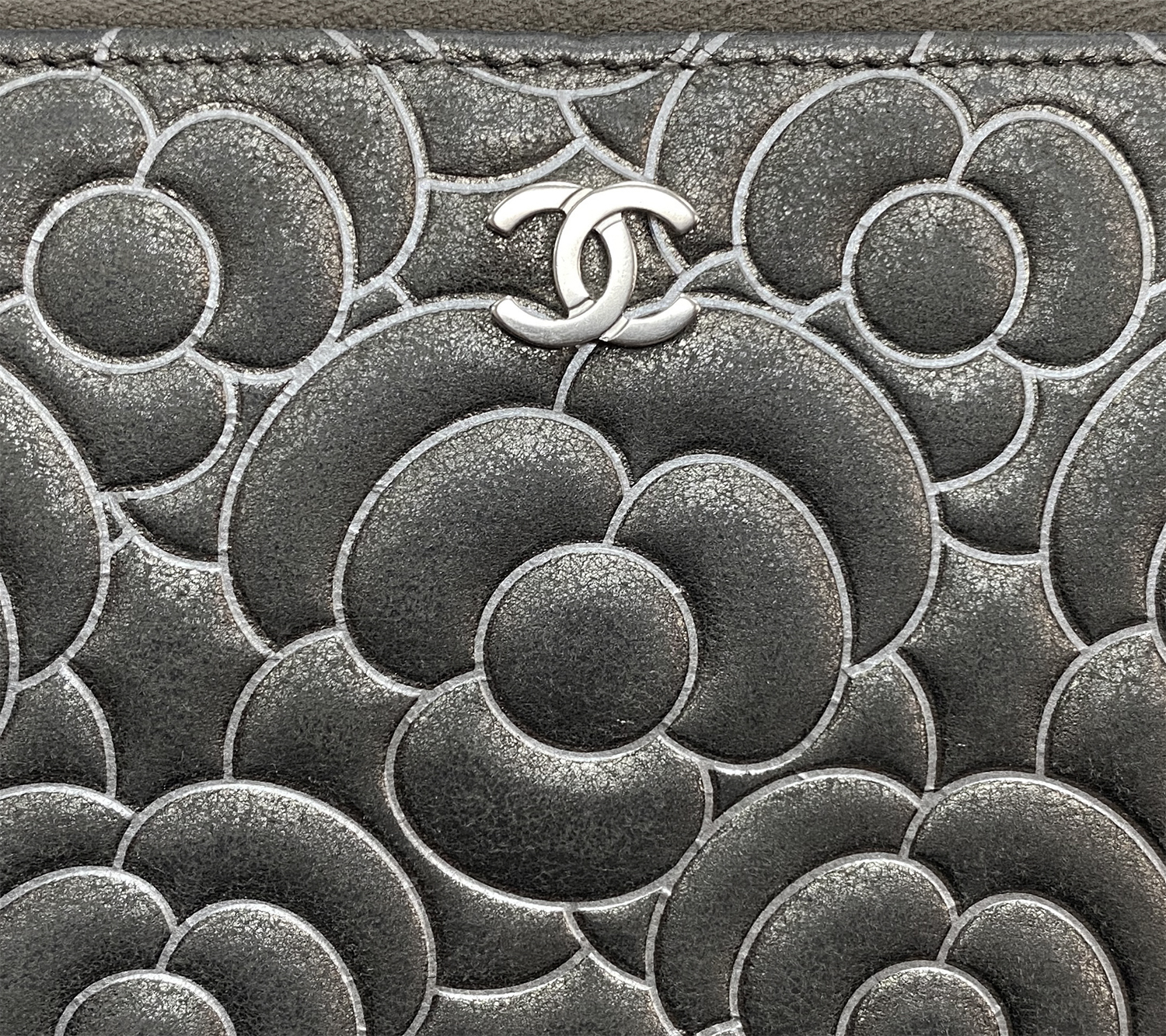 Кошелек на молнии Chanel с камелиями