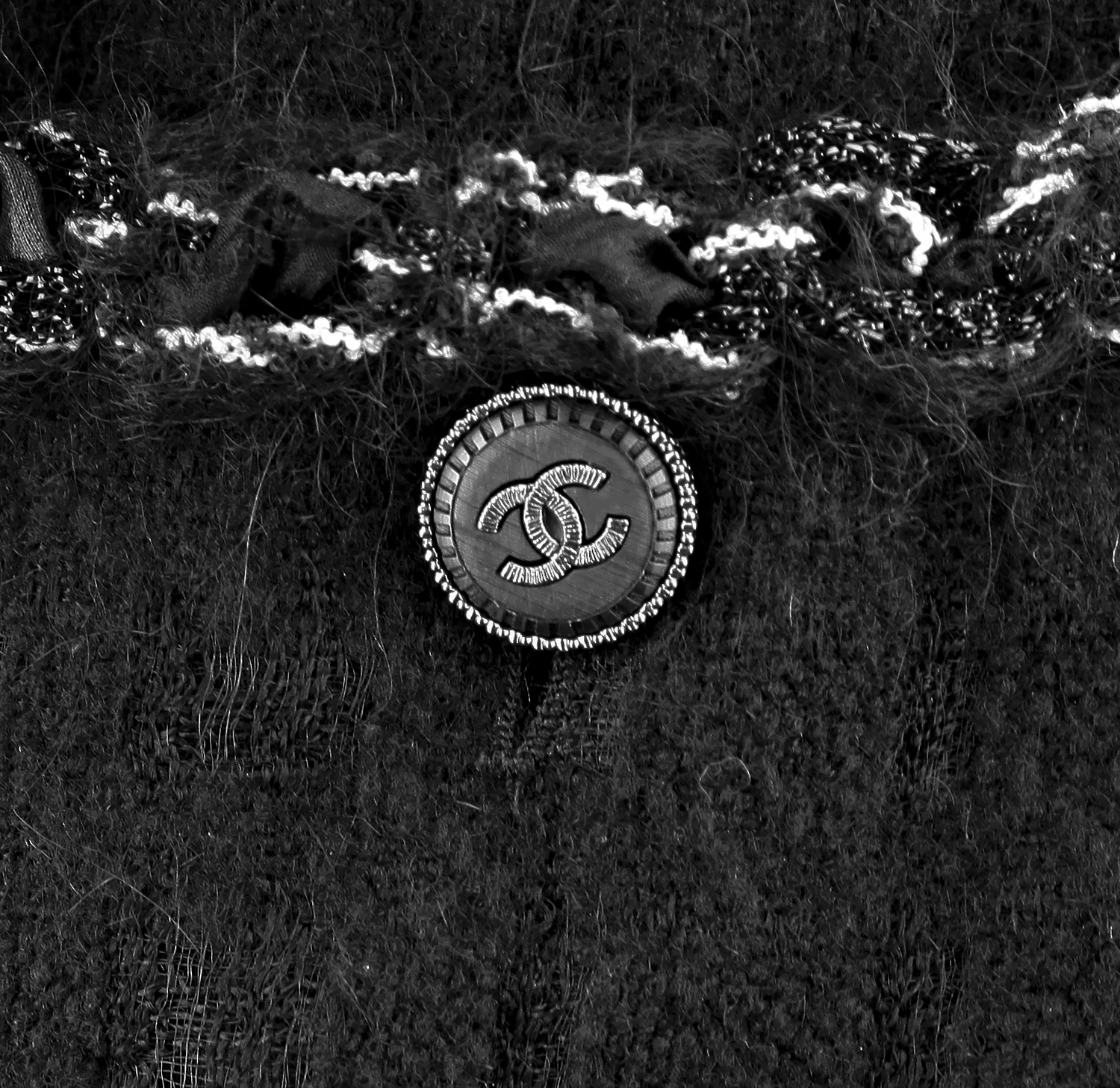 Чёрный костюм Chanel