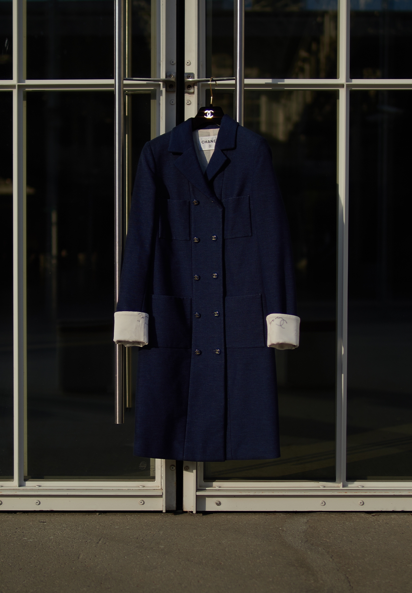 Пальто Chanel с белыми манжетами