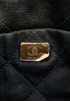 Черная стеганая сумка Chanel 22