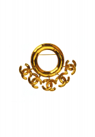 Брошь Chanel с подвесками-логотипами