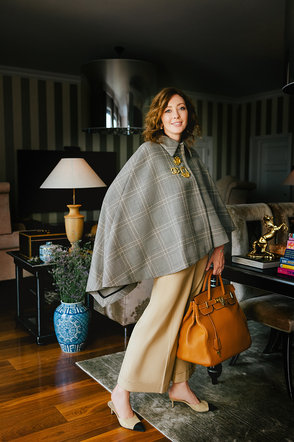 Брошь Chanel с подвесками-логотипами