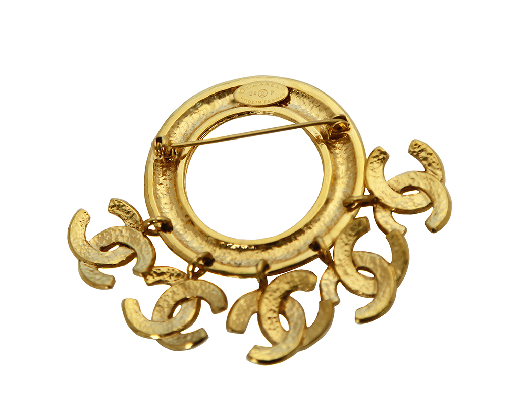 Брошь Chanel с подвесками-логотипами